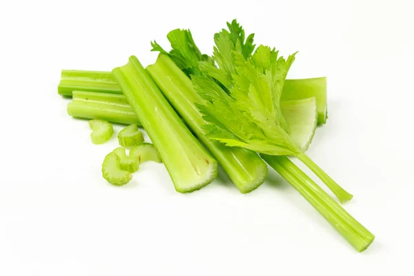 白色背景的新鲜绿色芹菜 — 图库照片