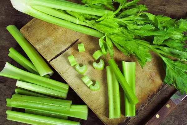 Färsk grön selleri isolerad på vit bakgrund — Stockfoto