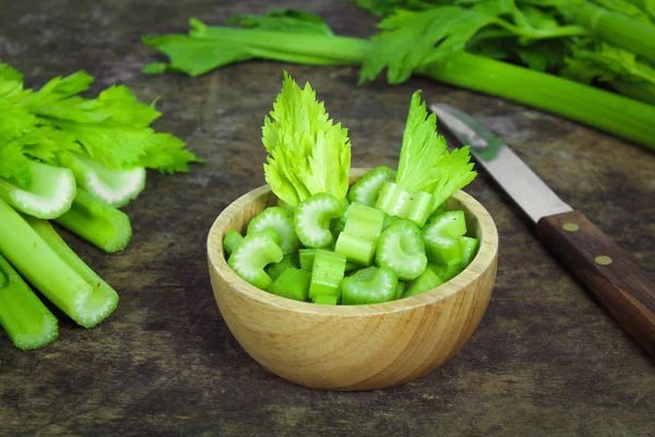 Verse groene selderij geïsoleerd op witte achtergrond — Stockfoto