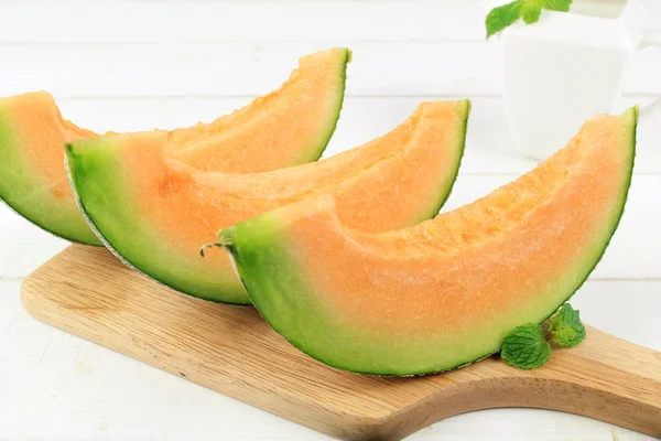 Taze sarı kavun veya kavun beyaz arka plan üzerinde