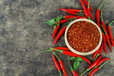 Kırmızı biber ve beyaz arka plan üzerinde toz biber