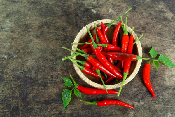 Kırmızı biber ve beyaz arka plan üzerinde toz biber