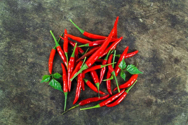 Rode chili en chili poeder op witte achtergrond — Stockfoto