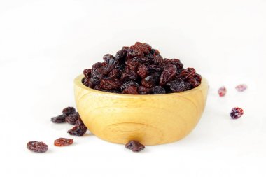 Kuru üzümler beyaz arkaplanda izole