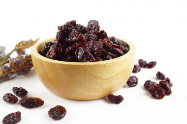 Kuru üzümler beyaz arkaplanda izole