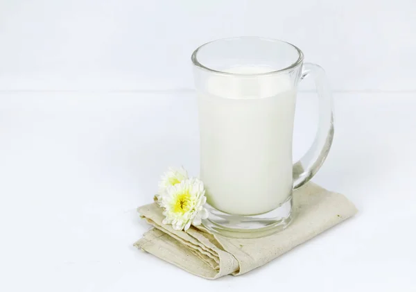 Butelkę mleka i szklankę mleka na drewnianym stole na tle — Zdjęcie stockowe