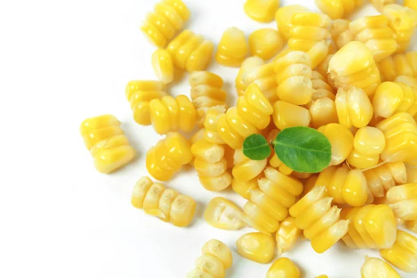 Gelber Mais isoliert auf weißem Hintergrund — Stockfoto
