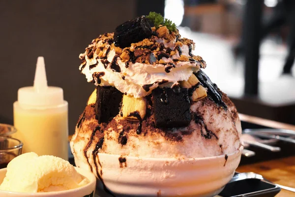 Chocolade bingsu, sneeuwvlok ijs met chocolade saus en brownie — Stockfoto