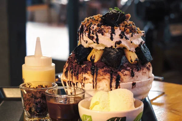 Çikolata bingsu, buz snow flake kek ve çikolata sosu ile