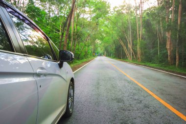 Beyaz araba asfalt yolda otopark önü
