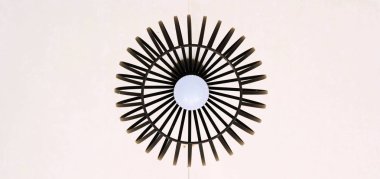 Tavandan, modern lamba beyaz arka plan üzerinde asılı siyah dekoratif lamba