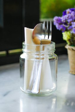 peçete bıçak ve tatlı kafede masada bir bardak çatal ile