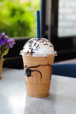 Krem şanti ile üst karışık kahve nutella