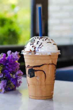 Krem şanti ile üst karışık kahve nutella