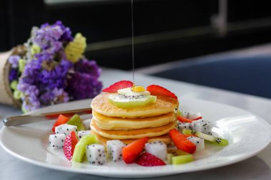 Çilek ve kivi ile tepesinde Kahvaltıda krep