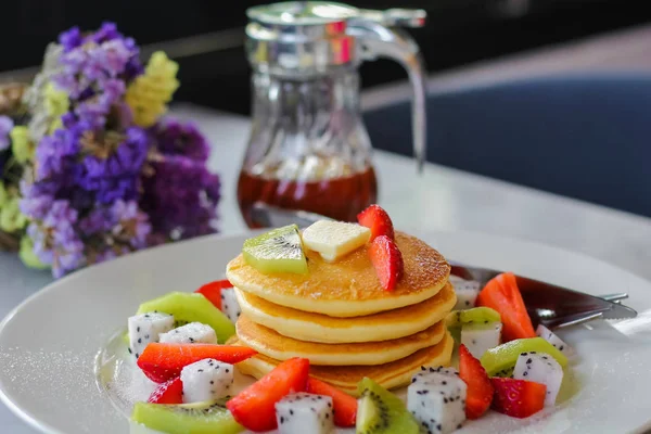 아침 딸기와 키 위를 얹은 팬케이크 — 스톡 사진