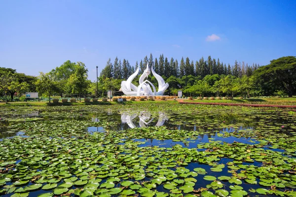 Parco Lotus, Ci sono fiori di loto e passeggio ponte, Sakon Nakon, Thailandia — Foto Stock