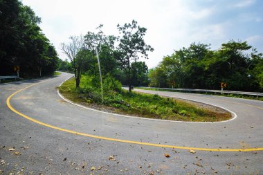 Soyut bir kadeh dağda eğri bir yol. Macera, yolculuk