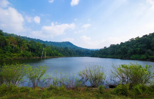 Rezervuar üzerinde açık bir günde Sakon Nakon, Tayland