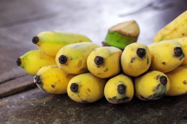 Kahverengi zemin üzerine taze sarı olgun muz