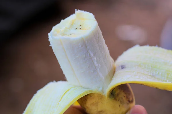 벗 겨 노란색 익은 바나나 먹을 준비가 — 스톡 사진