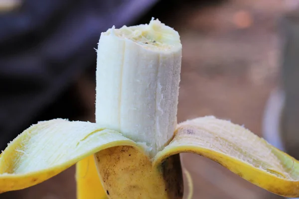 Очищенный желтый спелый банан готов к употреблению — стоковое фото