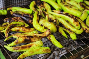 ızgara taze yeşil biber biber soğancık ile