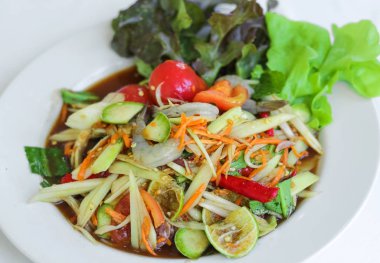 Karides ve havuç ile taze papaya salatası garnitür salata yaprağı ile