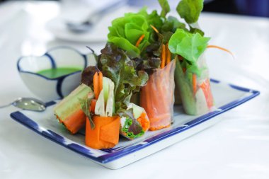 Taze bahar rulo ya da salata rulo taze sebze, Yengeç sopa ve Vietnamca pirinç kağıdı ile yapılan hizmet cam tabakta daldırma baharatlı salata krem