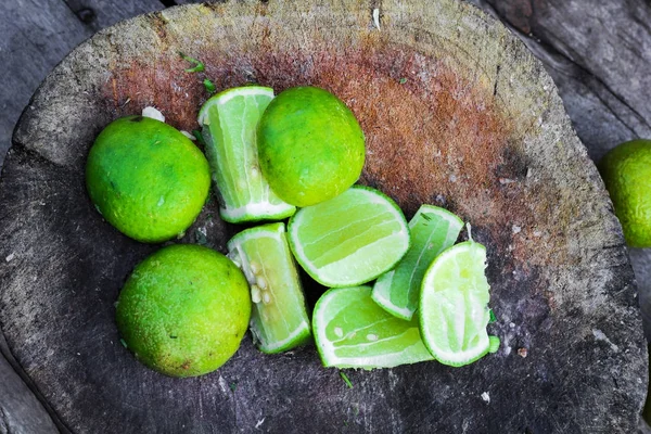 Fatias de limão frescas preparadas para cozinhar em uma tábua de corte — Fotografia de Stock