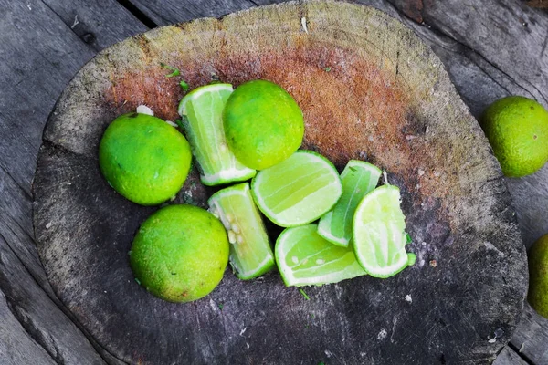 Fatias de limão frescas preparadas para cozinhar em uma tábua de corte — Fotografia de Stock
