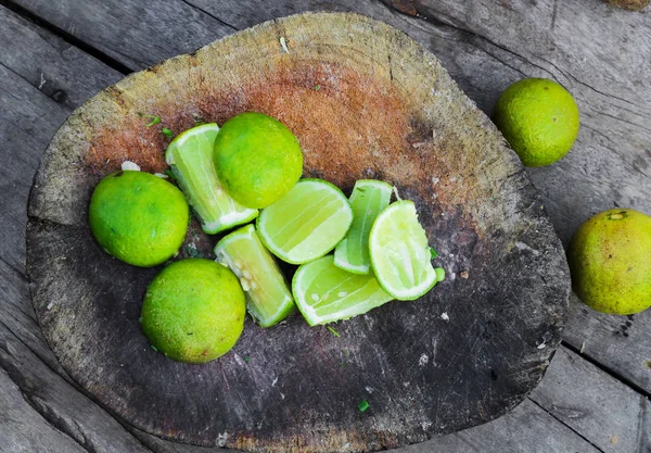 Fatias de limão frescas preparadas para cozinhar em uma tábua de corte — Fotografia de Stock