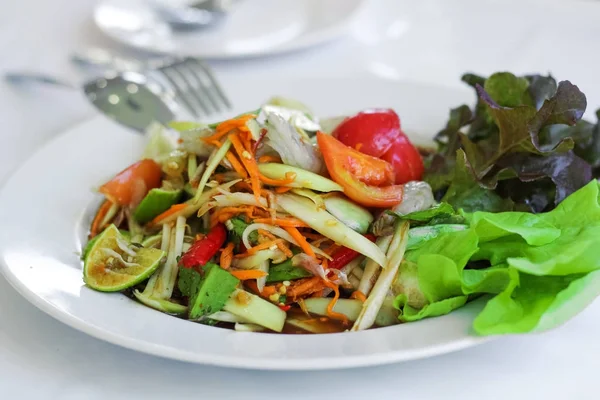 Salada de mamão fresca com camarão e cenoura enfeite com folha de salada — Fotografia de Stock