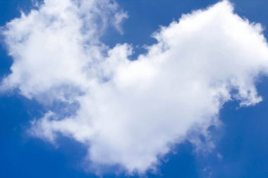 Kalp şeklinde bir bulut.