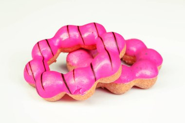 taze pembe çörek izole beyaz arka plan üzerinde