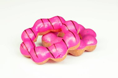 taze pembe çörek izole beyaz arka plan üzerinde