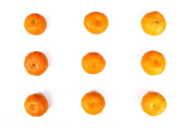 taze turuncu yaprak yeşil ile izole beyaz arka plan üzerinde