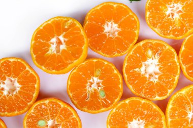 taze turuncu yeşil lea ile izole beyaz arka plan üzerinde