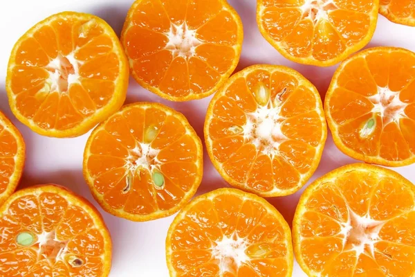 Свіжий Апельсин Зеленим Леєм Ізольований Білому Тлі — стокове фото