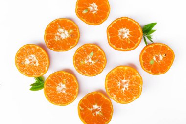 taze turuncu yeşil lea ile izole beyaz arka plan üzerinde