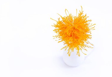 Beyaz arka plan üzerinde beyaz bir vazoda sarı çiçek