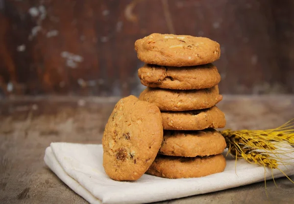 Ahşap arka plan üzerinde izole yulaf ezmesi kuru üzüm kurabiye