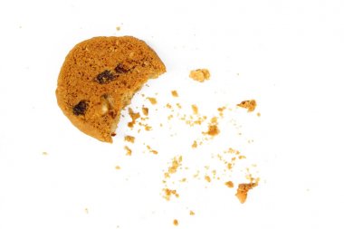 Yulaf ezmesi Üzümlü Kurabiye beyaz arka planda izole edilmiş.