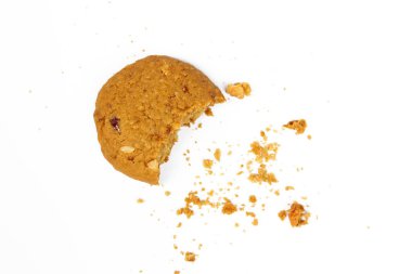 Yulaf ezmesi Üzümlü Kurabiye beyaz arka planda izole edilmiş.