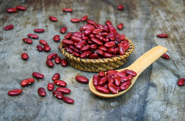 Kacang Ginjal Merah Pada Cangkir Rotan Dengan Latar Belakang Kayu — Stok Foto