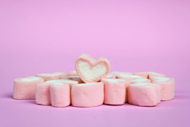 aşk kavramı üzerinde pembe bir arka plan ile hatmi kalp şekli