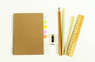 Ahşap yazma araçları, kalem, kalem, cetvel, silgi, kalemtıraş ve kitap seti