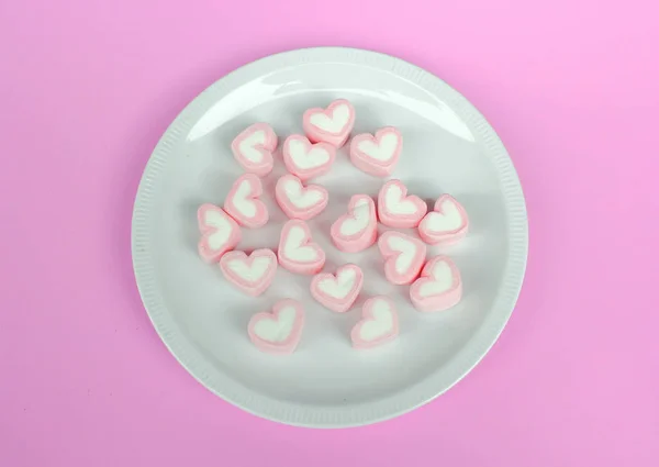 Marshmallow Herzform Mit Liebeskonzept Auf Rosa Hintergrund — Stockfoto