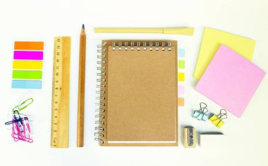 Ahşap yazma araçları, kalem, kalem, cetvel, silgi, kalemtıraş ve kitap seti