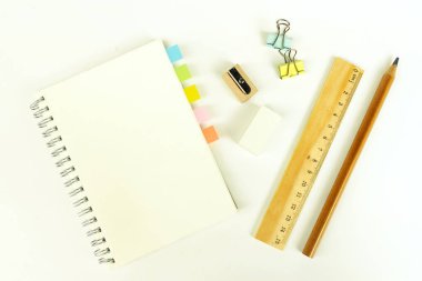 Ahşap yazma araçları, kalem, kalem, cetvel, silgi, kalemtıraş ve kitap seti